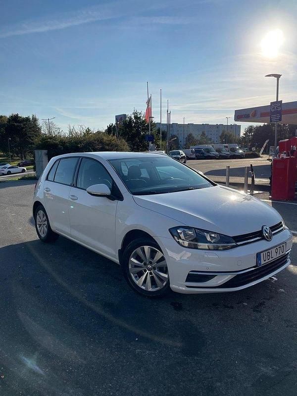 Vit Begagnad 2018 VW Golf VII Halvkombi | 122 000 kr (Bra pris) - Bild 1/4