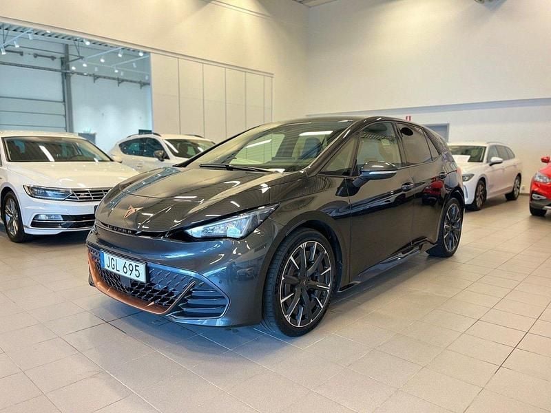 Mörkgrå (grå) Begagnad 2023 Cupra Born e-Boost Halvkombi | 319 900 kr (Marknadspris) - Bild 1/4