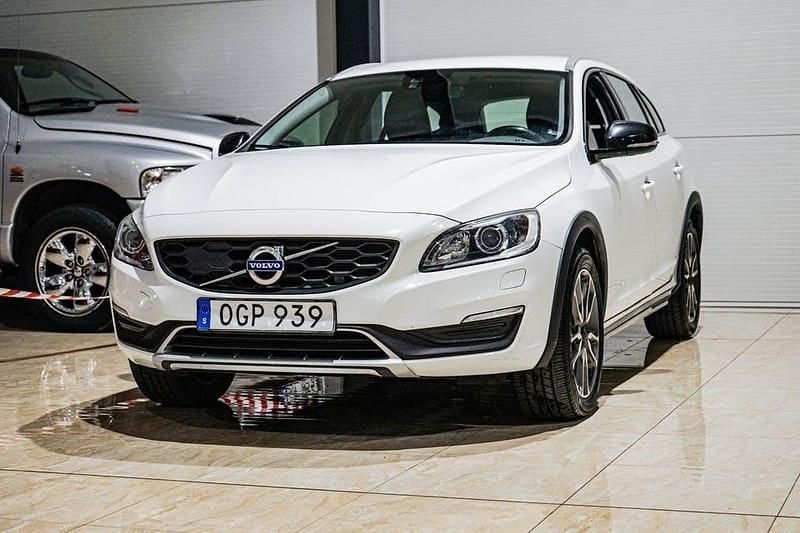 Vit Begagnad 2017 Volvo V60 CC Summum Kombi | 149 500 kr (Superpris) - Bild 1/4