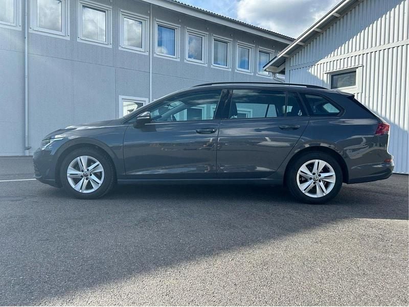 Grå Begagnad 2021 VW Golf VIII Kombi | 259 000 kr - Bild 1/4