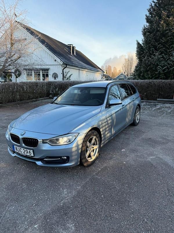 Begagnad 2013 BMW 320 Kombi | 125 000 kr (Marknadspris) - Bild 1/4