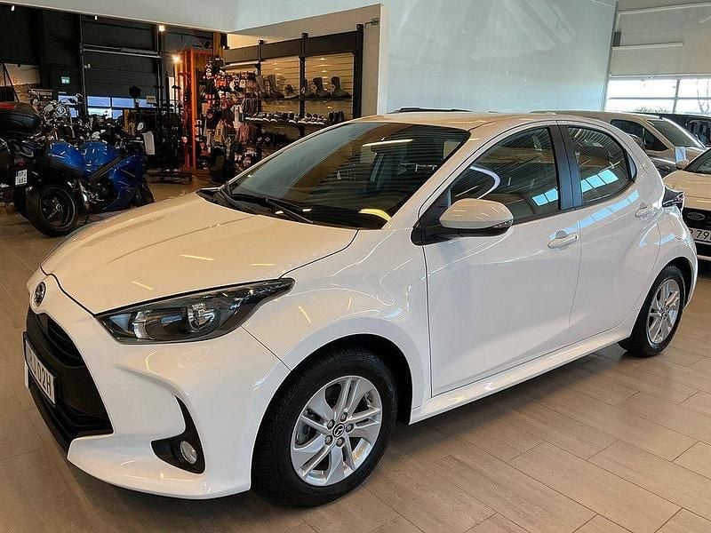 Vit Begagnad 2023 Mazda 2 Center-Line Halvkombi | 228 000 kr (Lite dyr) - Bild 1/4