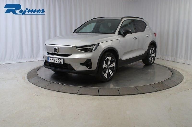 Silver (silver dawn metallic) Begagnad 2023 Volvo XC40 Plus SUV | 329 900 kr - Bild 1/4