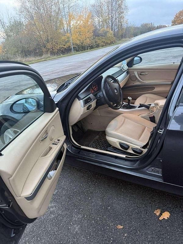 Grå Begagnad 2007 BMW 318 Advantage Sedan | 55 000 kr (Dyr) - Bild 1/4