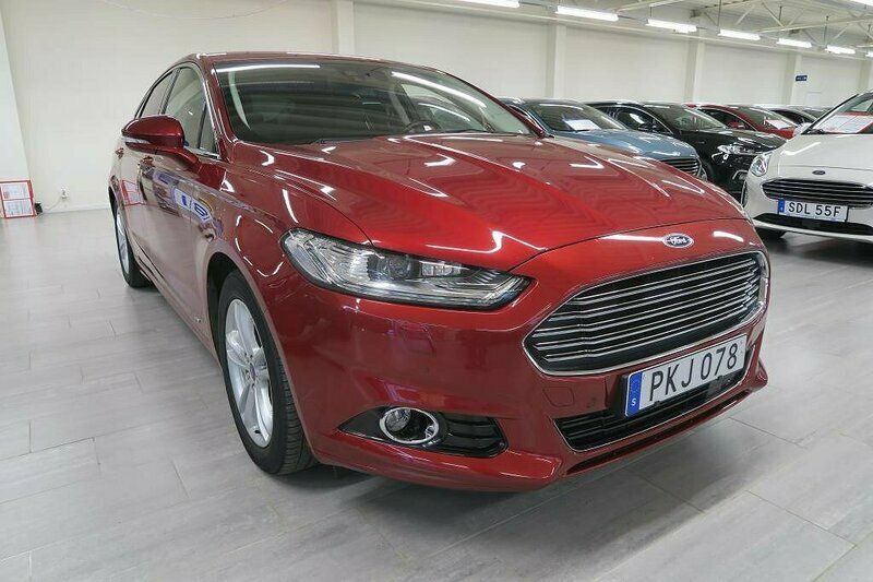 Begagnad Ford Mondeo Titanium 180 HK (132 kW) 2017 Röd Halvkombi