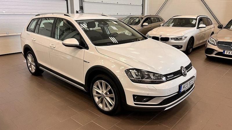 Vit Begagnad 2016 VW Golf Alltrack Kombi | 109 900 kr (Marknadspris) - Bild 1/4