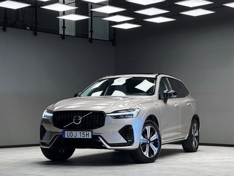 Ljusgrå Begagnad 2023 Volvo XC60 Plus SUV | 549 900 kr (Marknadspris) - Bild 1/3