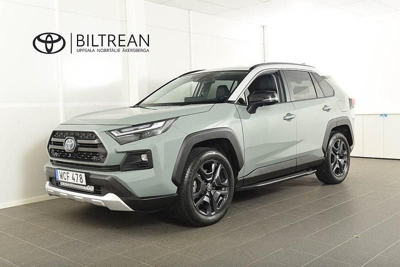 Grön Begagnad 2023 Toyota RAV4 Hybrid SUV | 444 900 kr (Marknadspris) - Bild 1/4