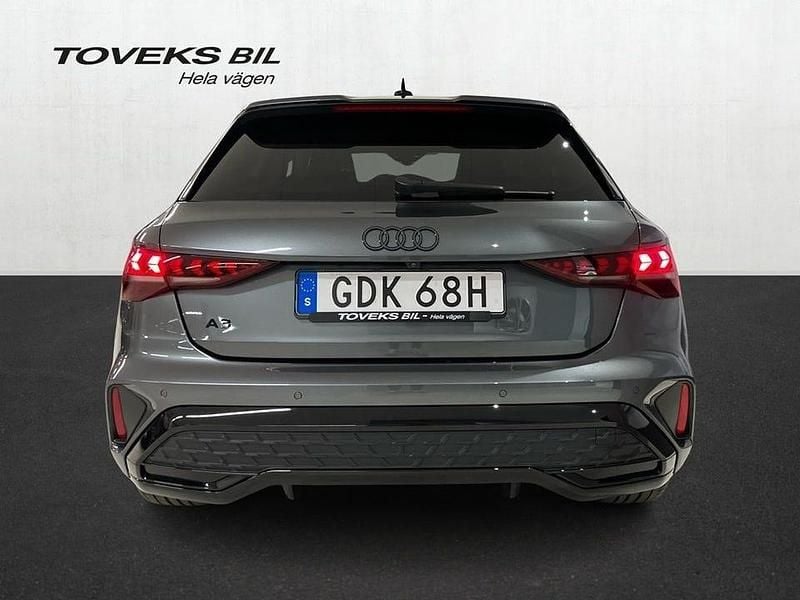 Ny Audi A3 S-Line 177 HK (130 kW) 2025 Daytonagrå pärleffekt Sedan