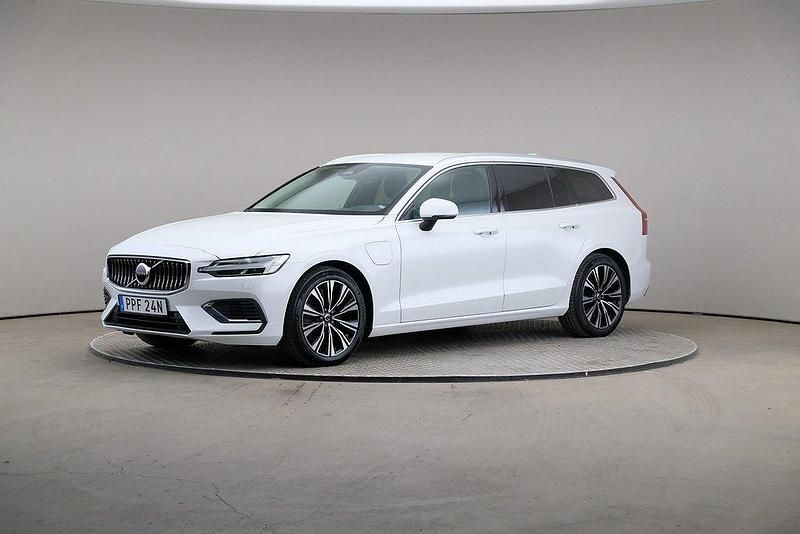 Vit Begagnad 2022 Volvo V60 Core Kombi | 369 000 kr (Marknadspris) - Bild 1/4