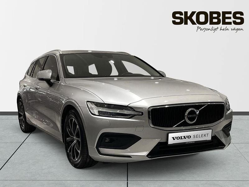 Silver Begagnad 2021 Volvo V60 Momentum Kombi | 269 500 kr (Marknadspris) - Bild 1/3