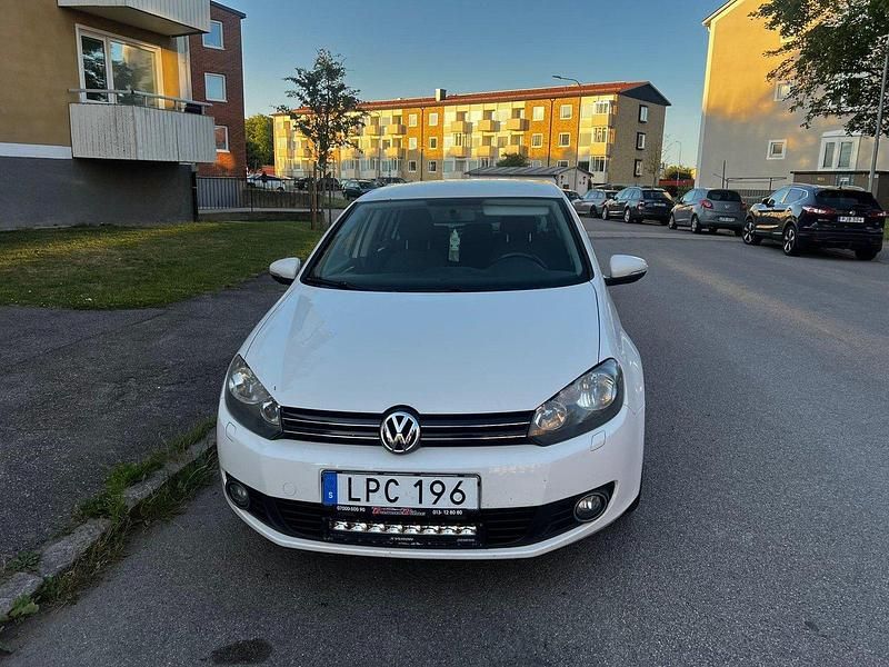 Vit Begagnad 2011 VW Golf VI Halvkombi | 58 000 kr (Marknadspris) - Bild 1/4