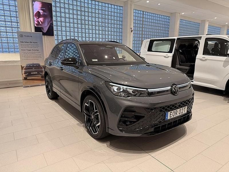 Mörkgrå Ny 2025 VW Tiguan R-line SUV | 688 700 kr - Bild 1/4