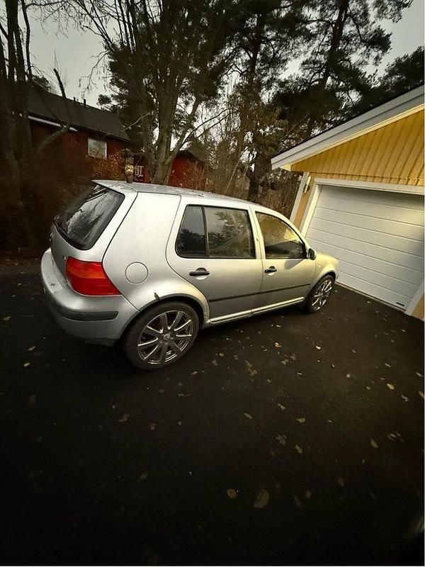 Silver Begagnad 2001 VW Golf IV Basis Halvkombi | 18 000 kr (Bra pris) - Bild 1/4