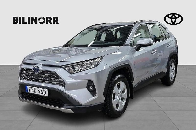 Silver Begagnad 2022 Toyota RAV4 Hybrid Active SUV | 369 990 kr (Marknadspris) - Bild 1/4