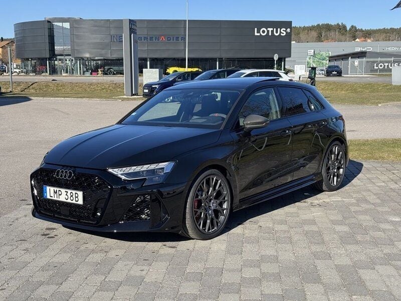 Svart Ny 2025 Audi RS3 Sportback Comfort Halvkombi | 897 600 kr - Bild 1/4