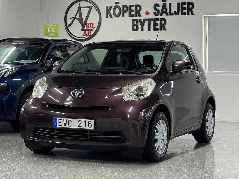 Lila Begagnad 2009 Toyota iQ Halvkombi | 64 900 kr (Marknadspris) - Bild 1/4