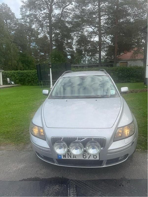Grå Begagnad 2005 Volvo V50 Kinetic Kombi | 27 000 kr (Lite dyr) - Bild 1/4