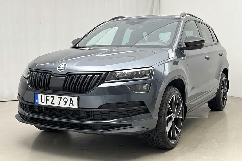 Mörkgrå Begagnad 2019 Skoda Karoq SportLine SUV | 286 800 kr - Bild 1/4