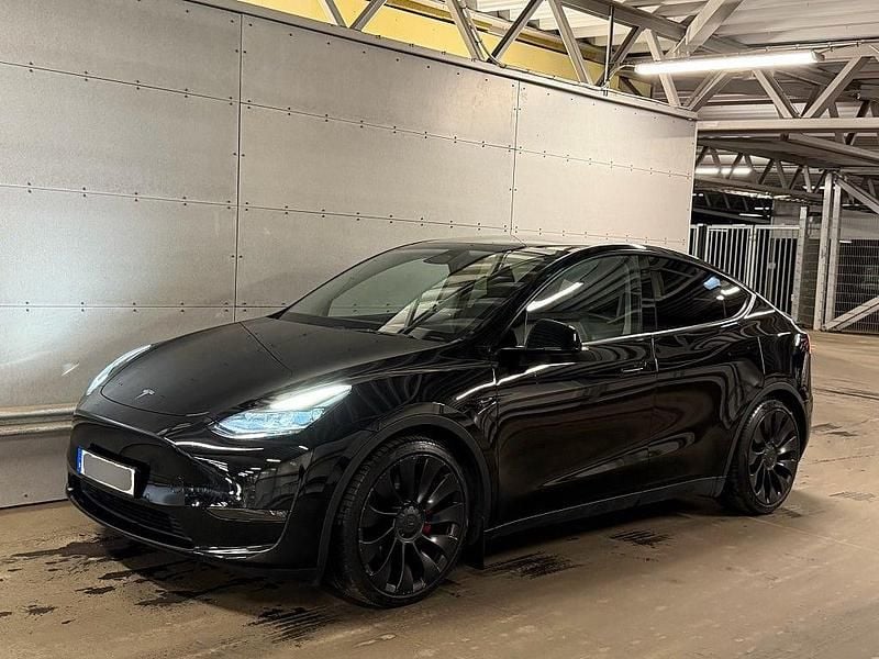 Svart Begagnad 2022 Tesla Model Y Performance SUV | 399 900 kr (Marknadspris) - Bild 1/4