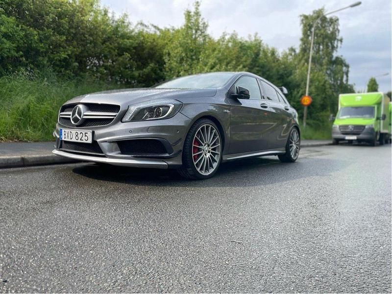Grå Begagnad 2014 Mercedes A45 AMG AMG Halvkombi | 249 000 kr (Marknadspris) - Bild 1/4