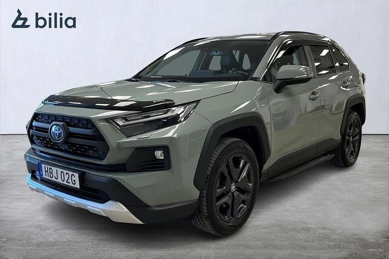 Grön Begagnad 2023 Toyota RAV4 Hybrid SUV | 369 900 kr (Marknadspris) - Bild 1/3