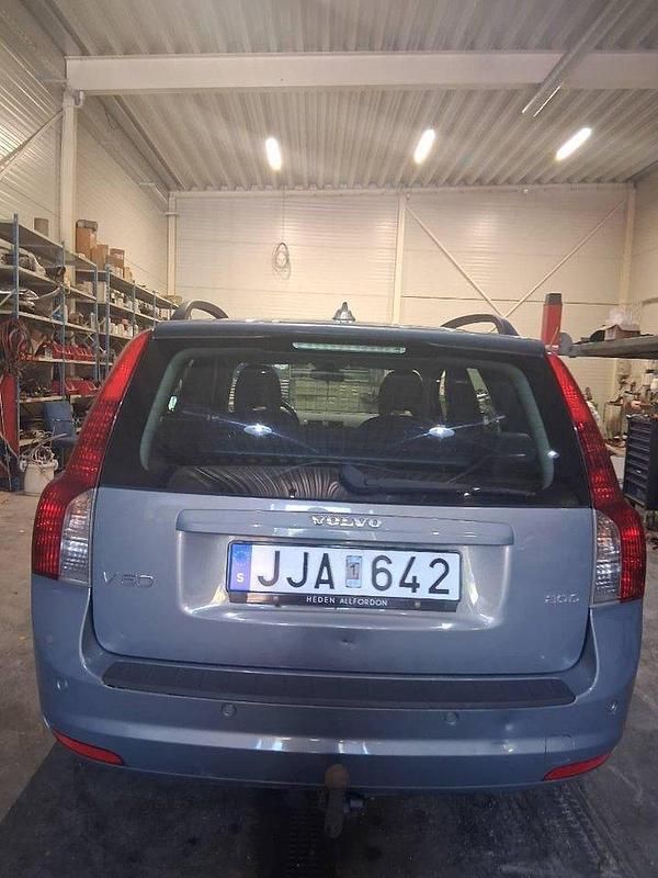 Blå Begagnad 2008 Volvo V50 Momentum Kombi | 27 000 kr (Bra pris) - Bild 1/4