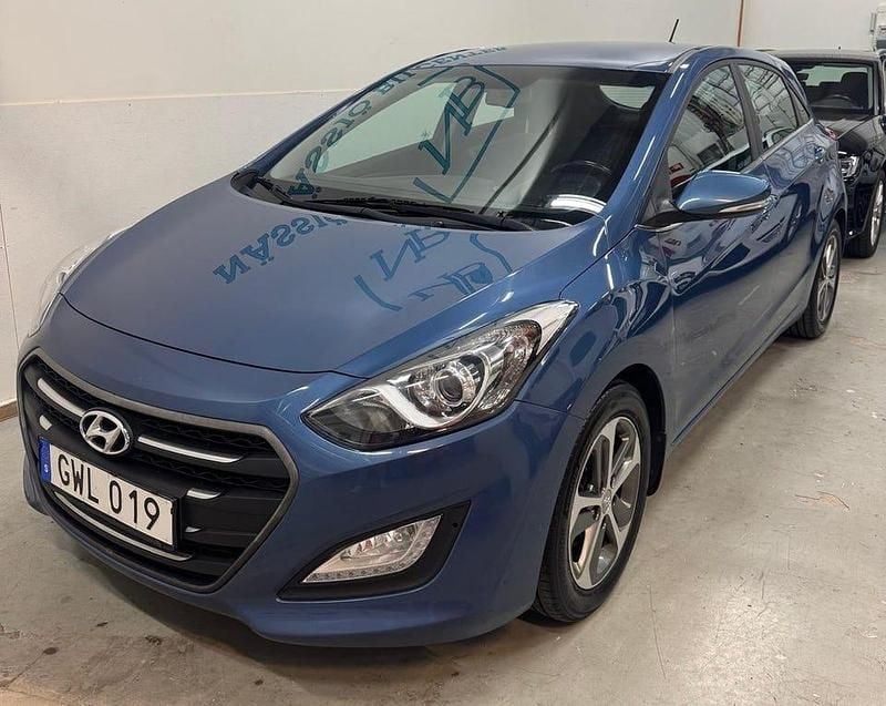Blå Begagnad 2015 Hyundai i30 Comfort Halvkombi | 98 000 kr (Marknadspris) - Bild 1/4