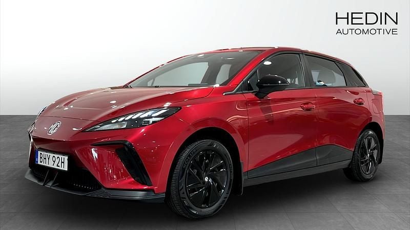 Röd (red) Begagnad 2023 MG MG4 EV Halvkombi | 239 900 kr (Marknadspris) - Bild 1/4