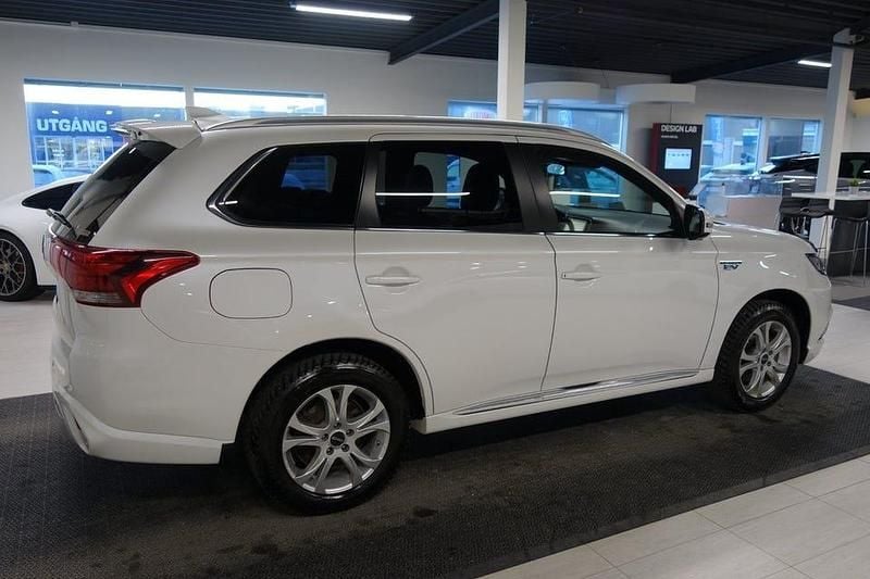 Begagnad Mitsubishi Outlander 224 HK (164 kW) 2020 Vit SUV