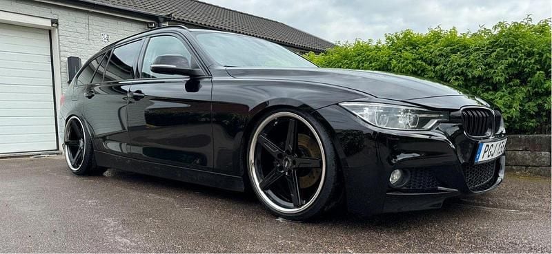 Svart Begagnad 2017 BMW 320 Sport Line Kombi | 179 000 kr (Bra pris) - Bild 1/4