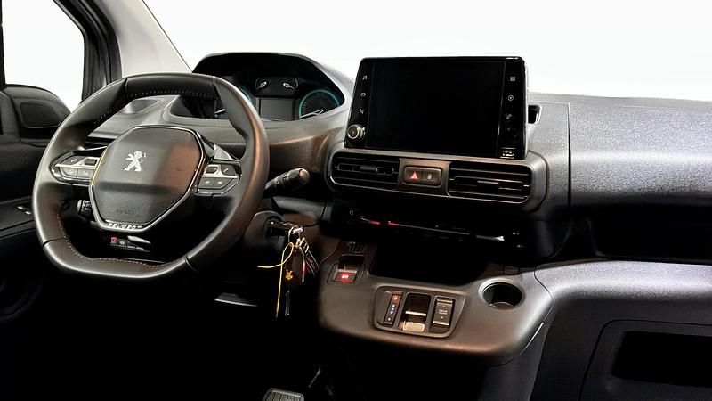 Begagnad Peugeot E-Partner 100 kW (136 HK) 2023 Vit Minibuss