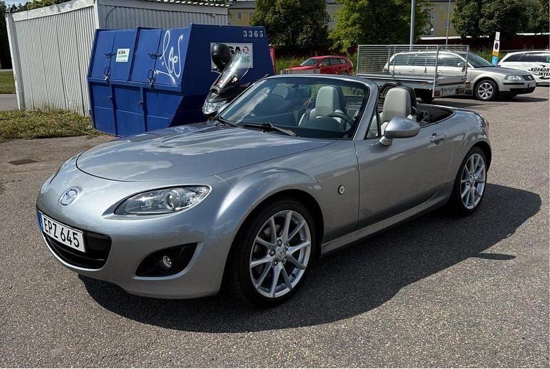 Grå Begagnad 2010 Mazda MX5 Cab | 155 000 kr (Marknadspris) - Bild 1/4