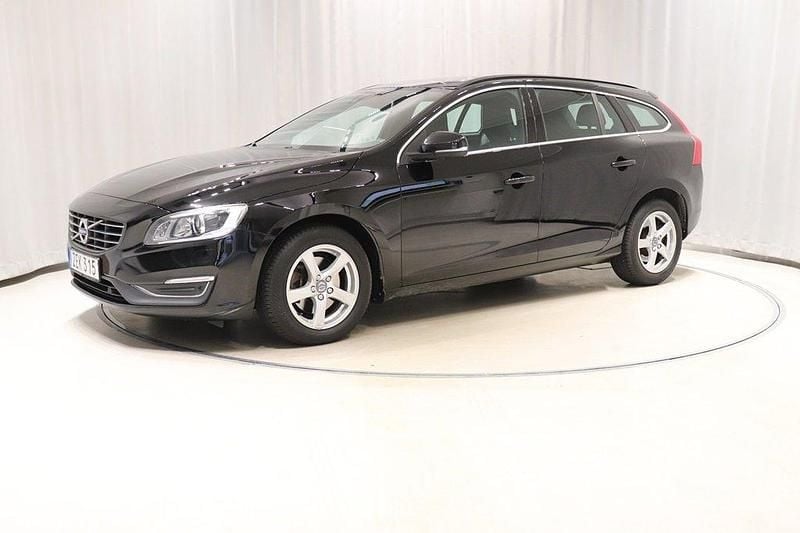Svart Begagnad 2018 Volvo V60 Momentum Kombi | 168 000 kr (Superpris) - Bild 1/4