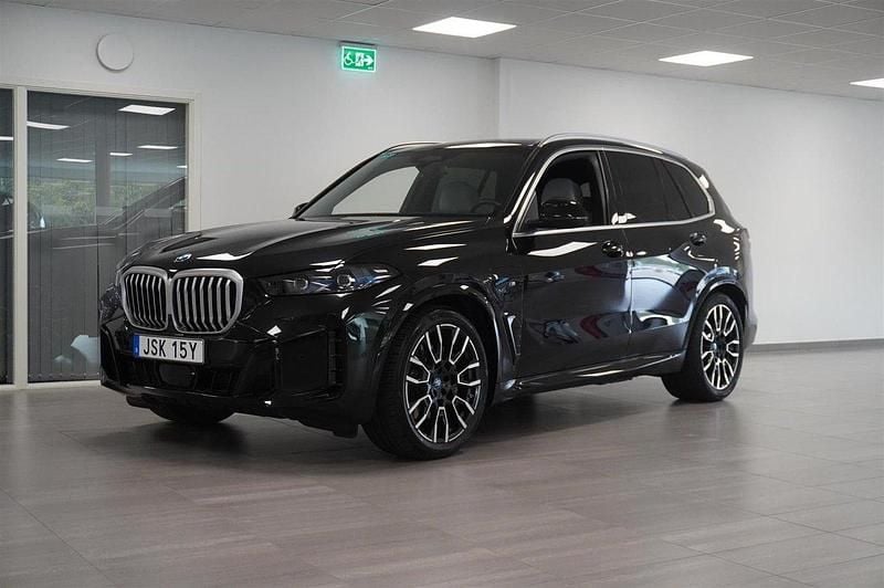 Svart (safirsvart metallic) Begagnad 2024 BMW X5 Comfort Edition SUV | 949 800 kr (Marknadspris) - Bild 1/4