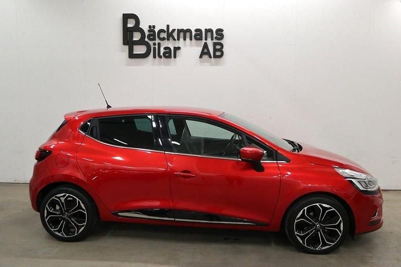 Röd Begagnad 2018 Renault Clio IV Intens Halvkombi | 99 000 kr (Marknadspris) - Bild 1/4