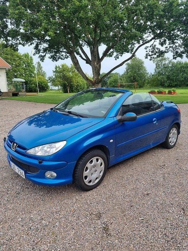 Blå Begagnad 2004 Peugeot 206 CC Cab | 24 000 kr (Marknadspris) - Bild 1/4