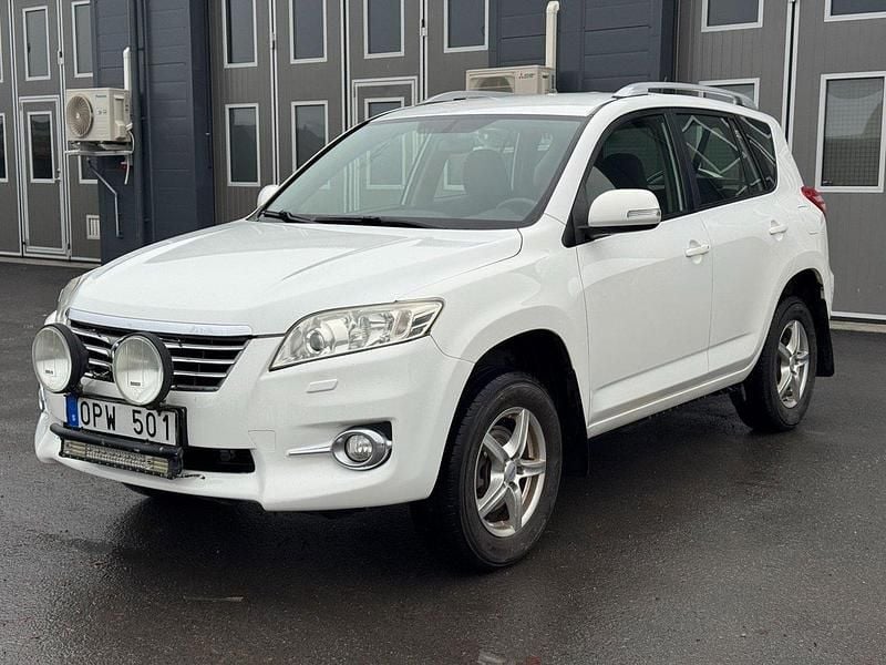 Vit Begagnad 2011 Toyota RAV4 SUV | 99 900 kr (Lite dyr) - Bild 1/4