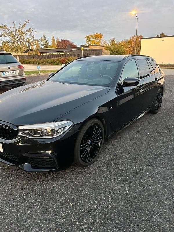 Svart Begagnad 2019 BMW 530 Kombi | 310 000 kr (Lite dyr) - Bild 1/4