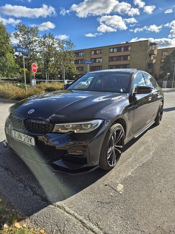 Svart Begagnad 2020 BMW 330e Sport Line Sedan | 360 000 kr (Dyr) - Bild 1/4