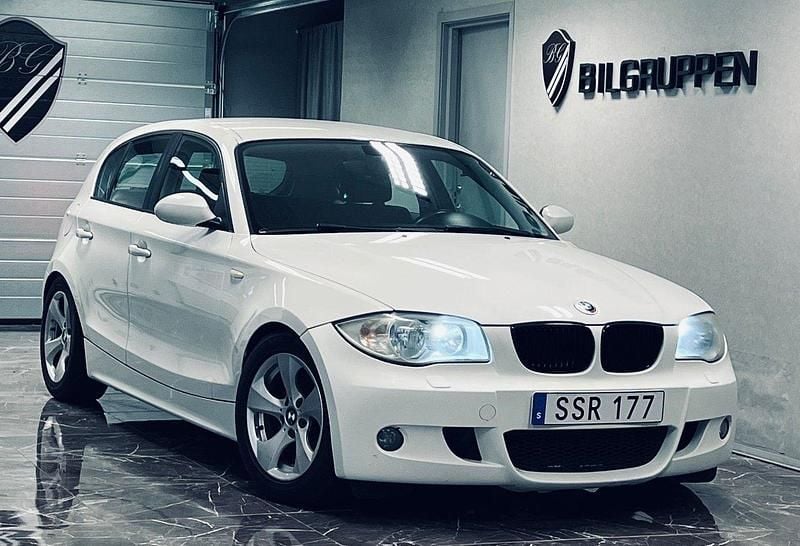Vit Begagnad 2006 BMW 118 Advantage Halvkombi | 49 000 kr (Dyr) - Bild 1/4