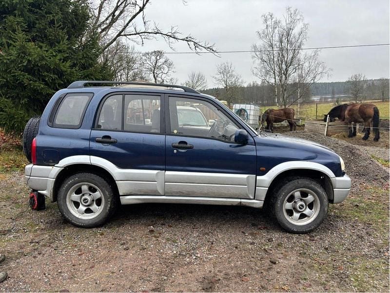 Blå Begagnad 2004 Suzuki Grand Vitara SUV | 25 000 kr (Marknadspris) - Bild 1/4