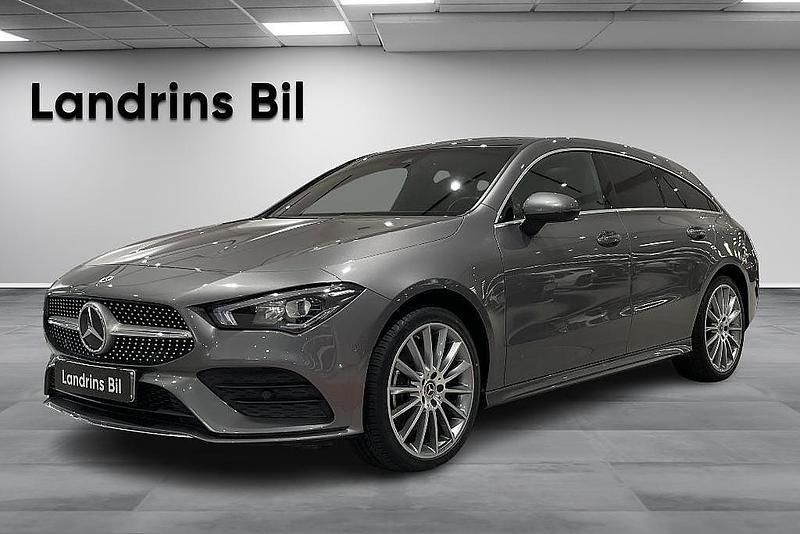 Mörkgrå Begagnad 2022 Mercedes CLA250e AMG Sedan | 349 000 kr (Marknadspris) - Bild 1/4