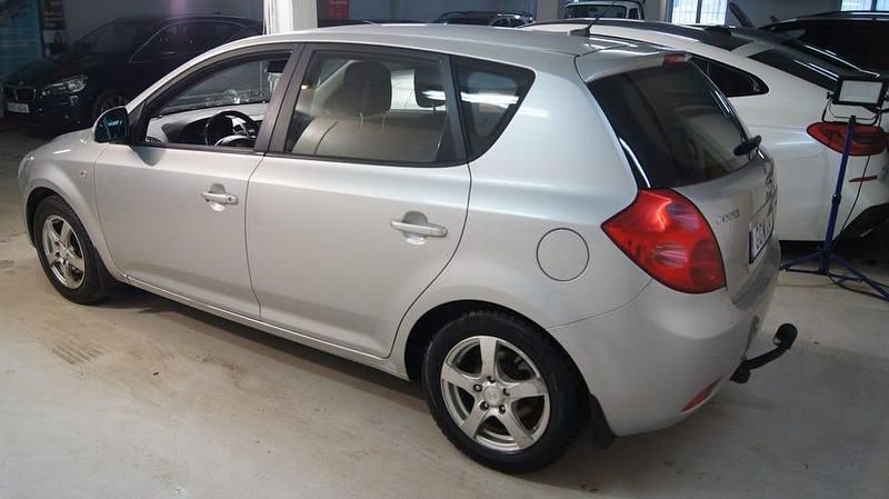 Begagnad Kia Ceed 116 HK (85 kW) 2007 Silver Halvkombi