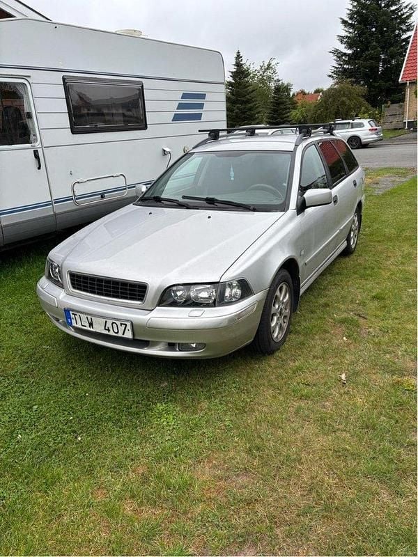 Grå Begagnad 2003 Volvo V40 Kombi | 17 000 kr (Marknadspris) - Bild 1/1