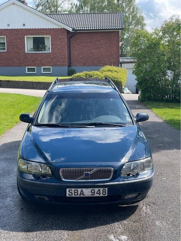 Blå Begagnad 2001 Volvo V70 Kombi | 10 000 kr (Superpris) - Bild 1/4