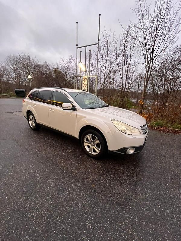 Vit Begagnad 2010 Subaru Outback Kombi | 58 000 kr (Superpris) - Bild 1/4