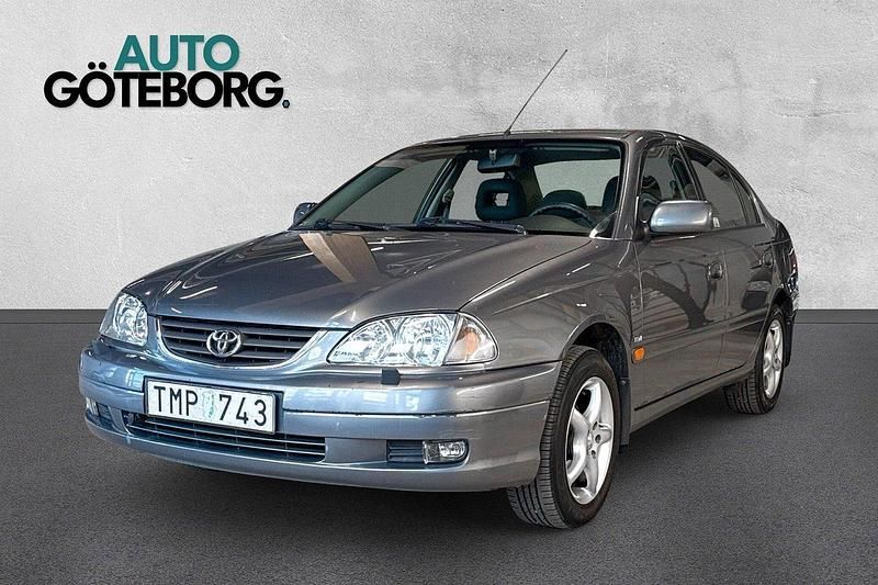 Grå Begagnad 2002 Toyota Avensis Sedan | 39 900 kr (Marknadspris) - Bild 1/3