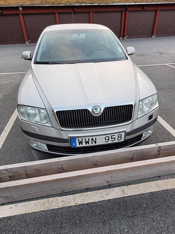 Silver Begagnad 2005 Skoda Octavia Halvkombi | 24 900 kr (Marknadspris) - Bild 1/4