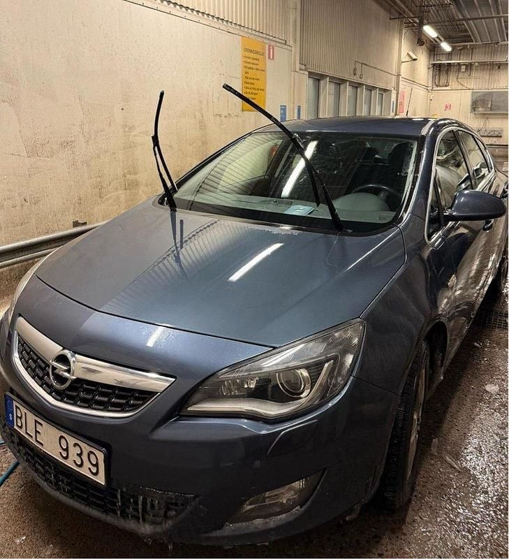 Blå Begagnad 2010 Opel Astra Enjoy Halvkombi | 38 000 kr (Marknadspris) - Bild 1/4